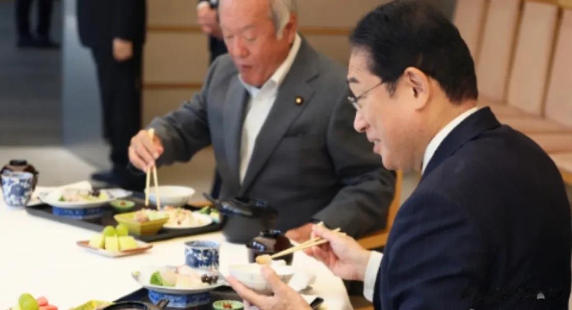 日本首相当众表演吃午餐，吃的是福岛捕捞上来的鱼。岸田文雄带头吃福岛食材，其手下各