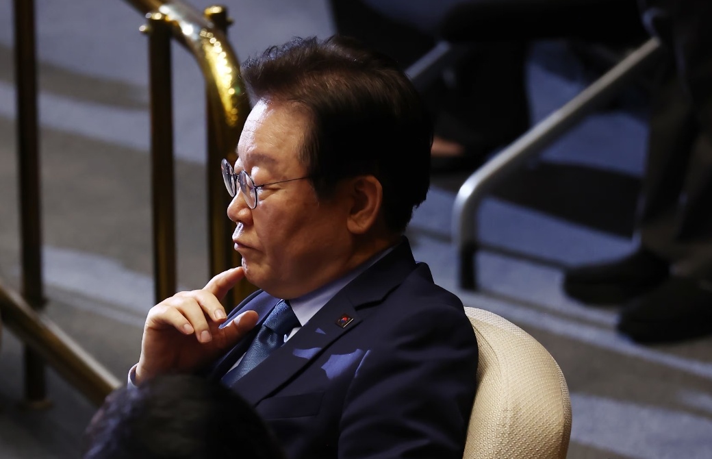 【美国施压抗华，韩学者警告：韩国应避免沦为被中美“巨鲸压死的小虾”】今年6月，韩