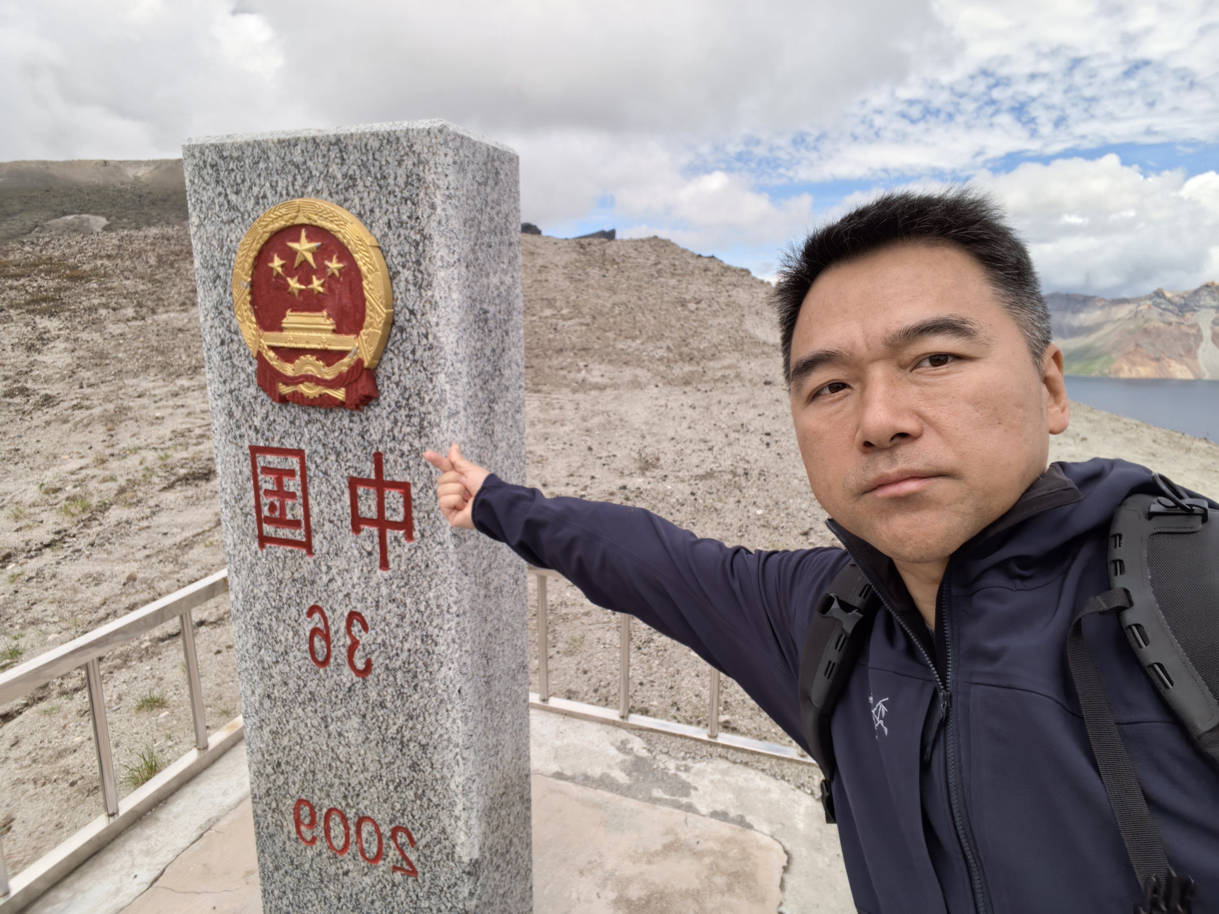 第一次触摸中国界碑 