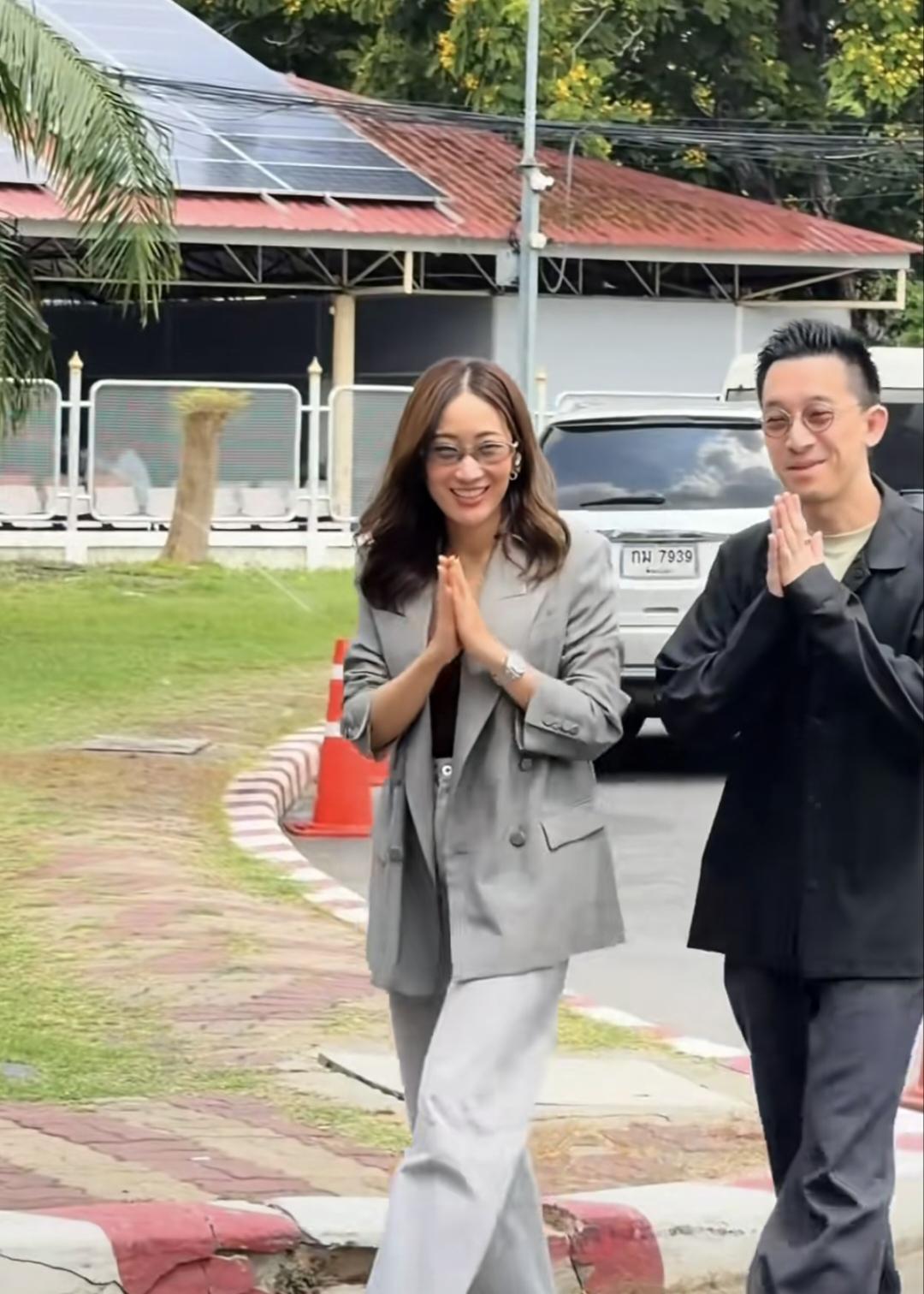 乐观的西那瓦家族啊！3月30日，萍通塔带着丈夫和哥哥，嫂子来探望他信。看这四人状