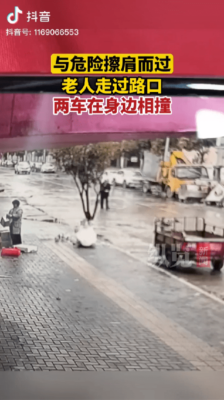 谁之责？大爷行走马路中央，两车避让迎面相撞，不偏不倚躲过了大爷，这个该怎么判？
