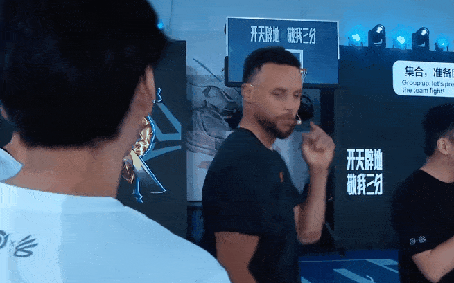 现在的年轻人怎么了？和库里碰一下手就高兴成这样了，还不洗手了？难道碰一下就能升官