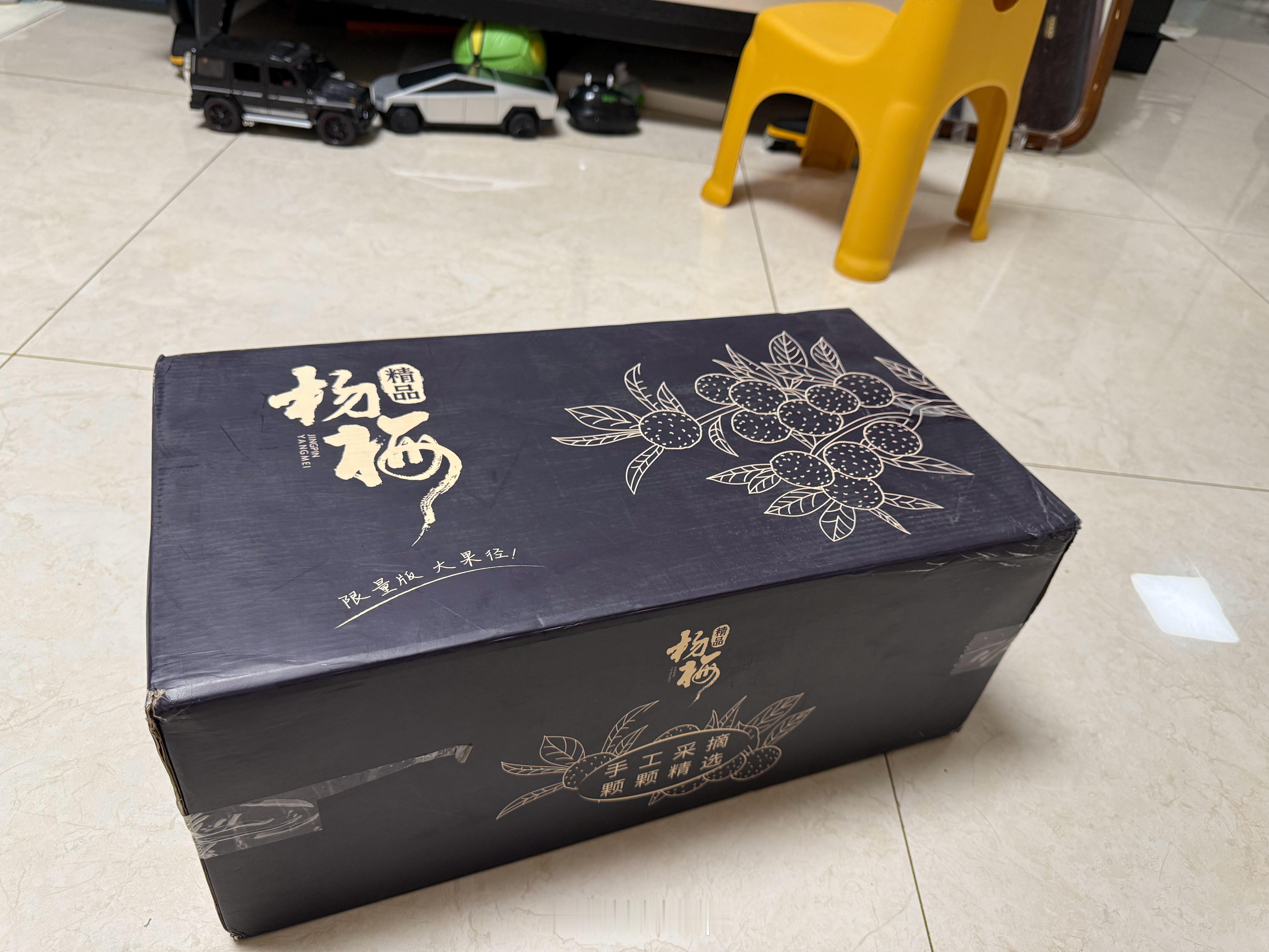 收到的杨梅，这个头都快赶上鸡蛋大了，咬一口就要流超多汁的那种。远在东北的我还能品