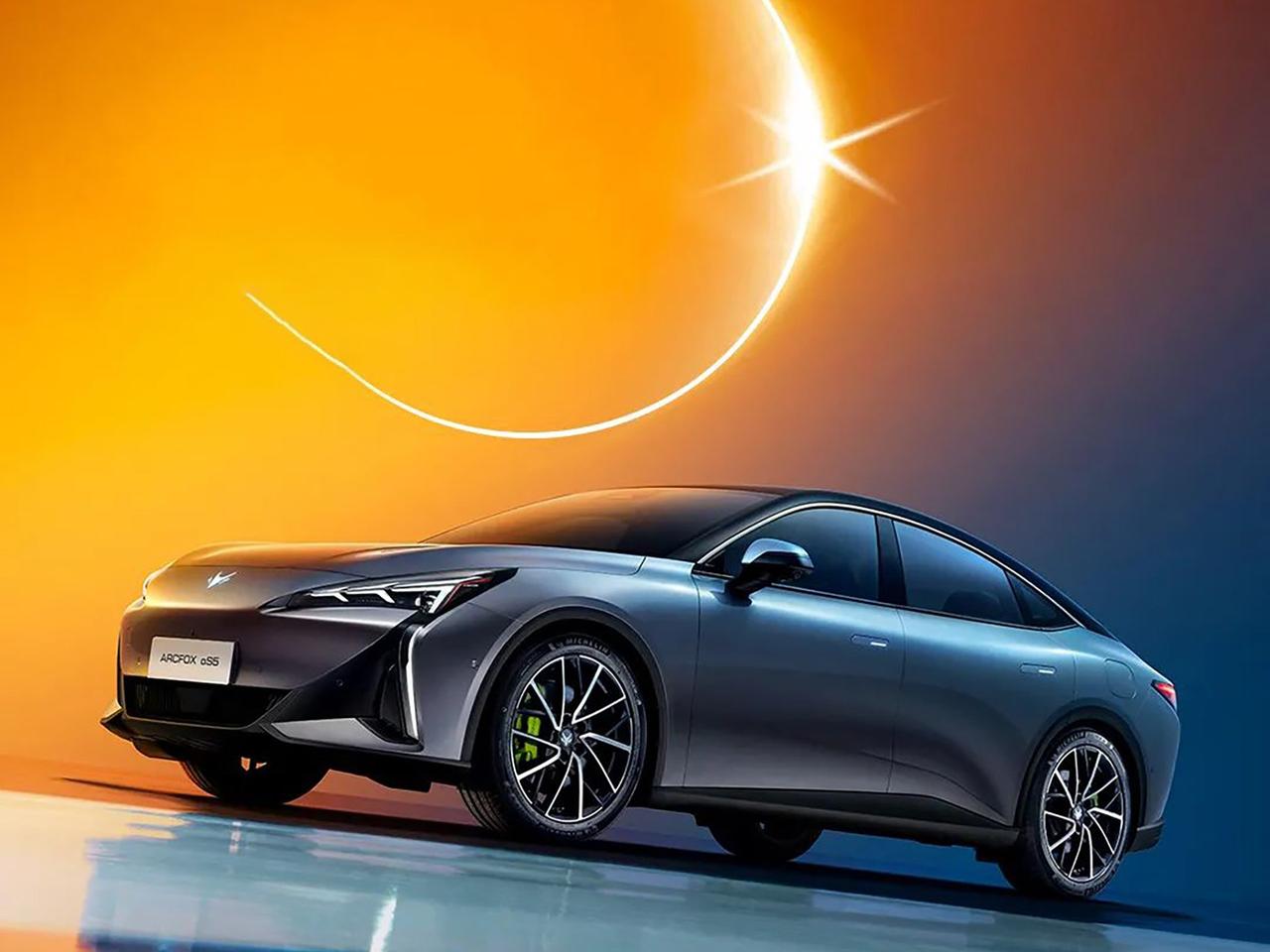 阿尔法S5将于4月22日开启预售，新车定位纯电中级车，整体采用溜背式造型，三围4