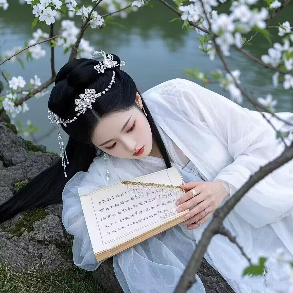 天净沙·春日闲梦
春风飒飒花飘，
席天幕地神遥。
枕上诗书静抱。
见书如照，
梦