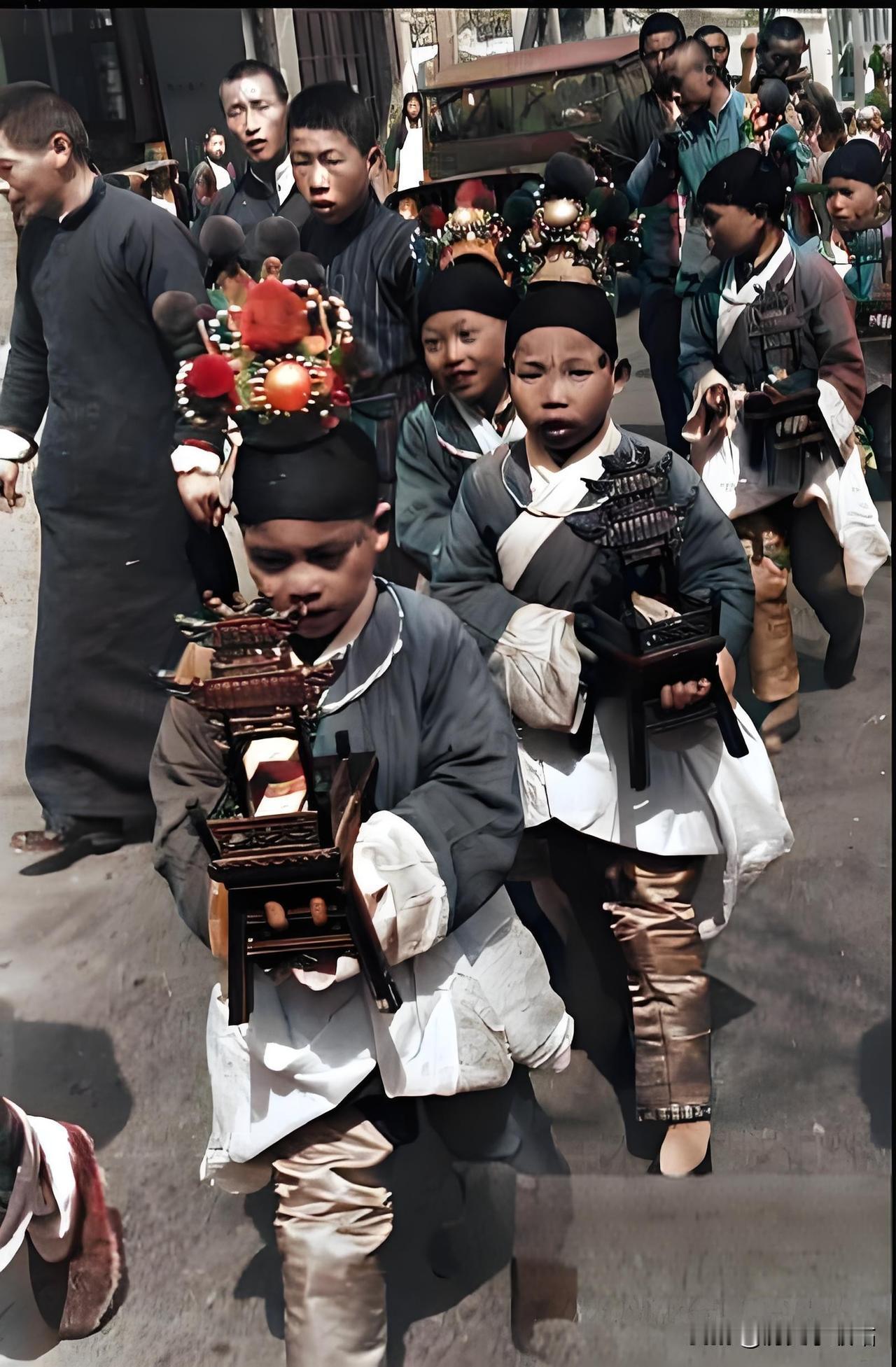 1948年的杭州，在古城的一隅——城隍庙内，上演着一幕传承千年的民俗活动，为这座