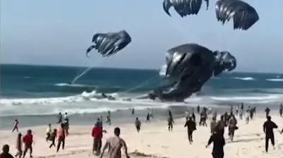 终于！美国第一次向加沙地带空投物资！
在面对国内和国外的强大压力下，此前一直只援