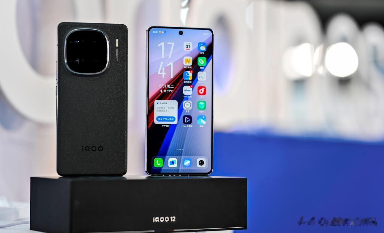 #iQOO 12系列手机通过3C认证# iQOO 12真机现身vivo开发者大会