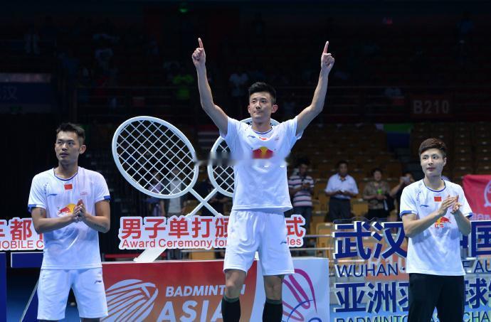 这张照片出自2017年亚锦赛男单领奖台，上面的林丹、谌龙、石宇奇，如今都有了亚锦