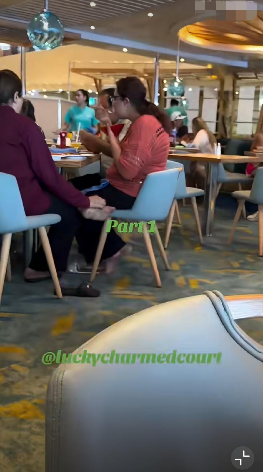 网友吐槽：游轮上女子疑似脚部生癣，不停抓挠，随后徒手取食，还用勺子挠脚。[衰]脚