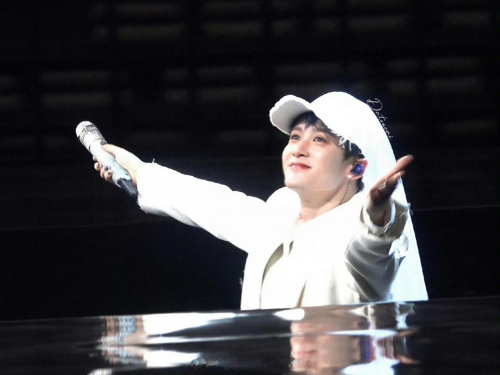 花草不向四季起誓，荣枯随意。你也不必拘泥于任何人，得失随心。檀健次震耳欲聋 jc