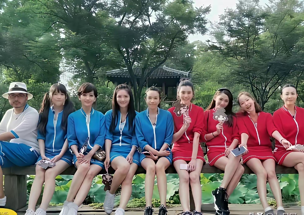 莫文蔚的腿是真的漂亮！连超模奚梦瑶坐在她旁边腿都被比下去了！你觉得呢？ 