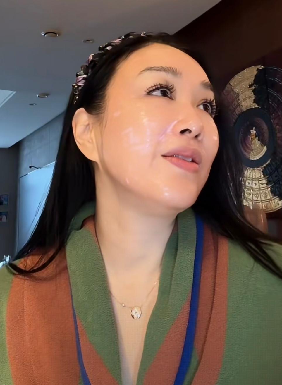 50多岁的钟丽缇保养的真好，不开美颜，脸部媲美三十多岁的人，那脖子的皮肤太细腻了