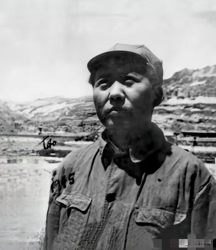 老人家这张照片，根据照片上的文字显示，应该是拍摄于1945年，这一年，老人家52