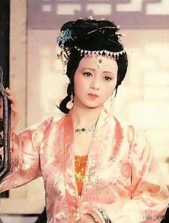 要说贾家，也真是挺膨胀的，一点也不低调。

秦可卿死的时候大办丧事，这也无非是靡