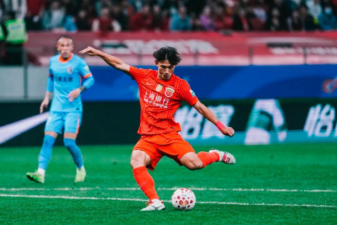 确实很有实力，无论是进球、助攻、出场次数都排在海港前列，忠诚度也很高，他绝对能排