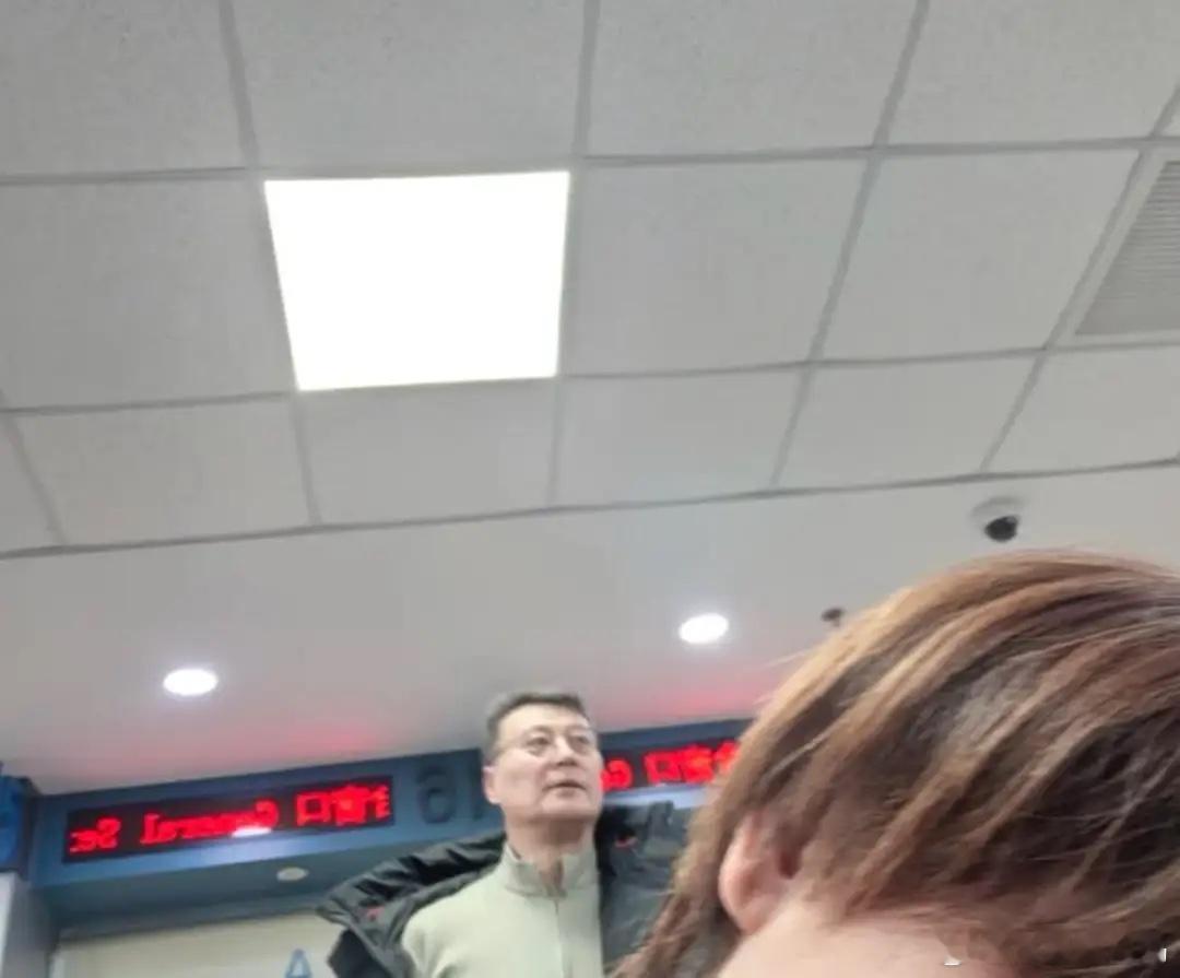 任程伟夫妇卖掉北京房子，办过户被偶遇，黄蕾头发半白但气质优雅！ 