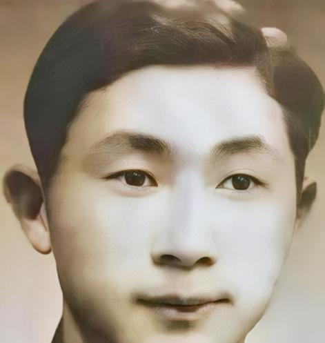 1947年，一位地下党因叛徒出卖被捕。为了把情报送出去，他趁上厕所的机会，三次低