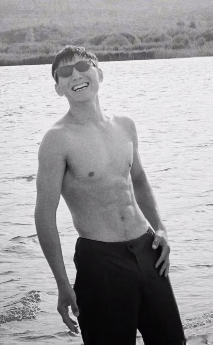 #阿如那核载石凯一人##阿如那核心力量#石凯水灵灵地往阿如那身上一跳，结果被稳稳