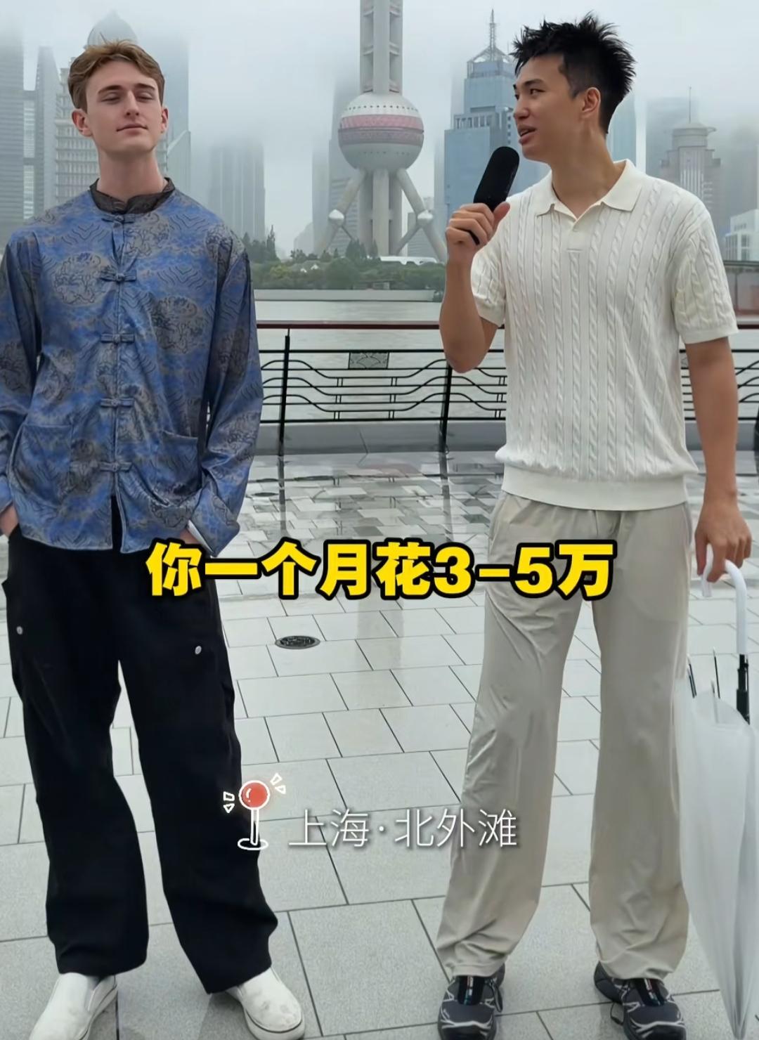 他有个中国名字叫“王水牛”，来自美国。他说中国是世界上最好的国家，这里安全，干净