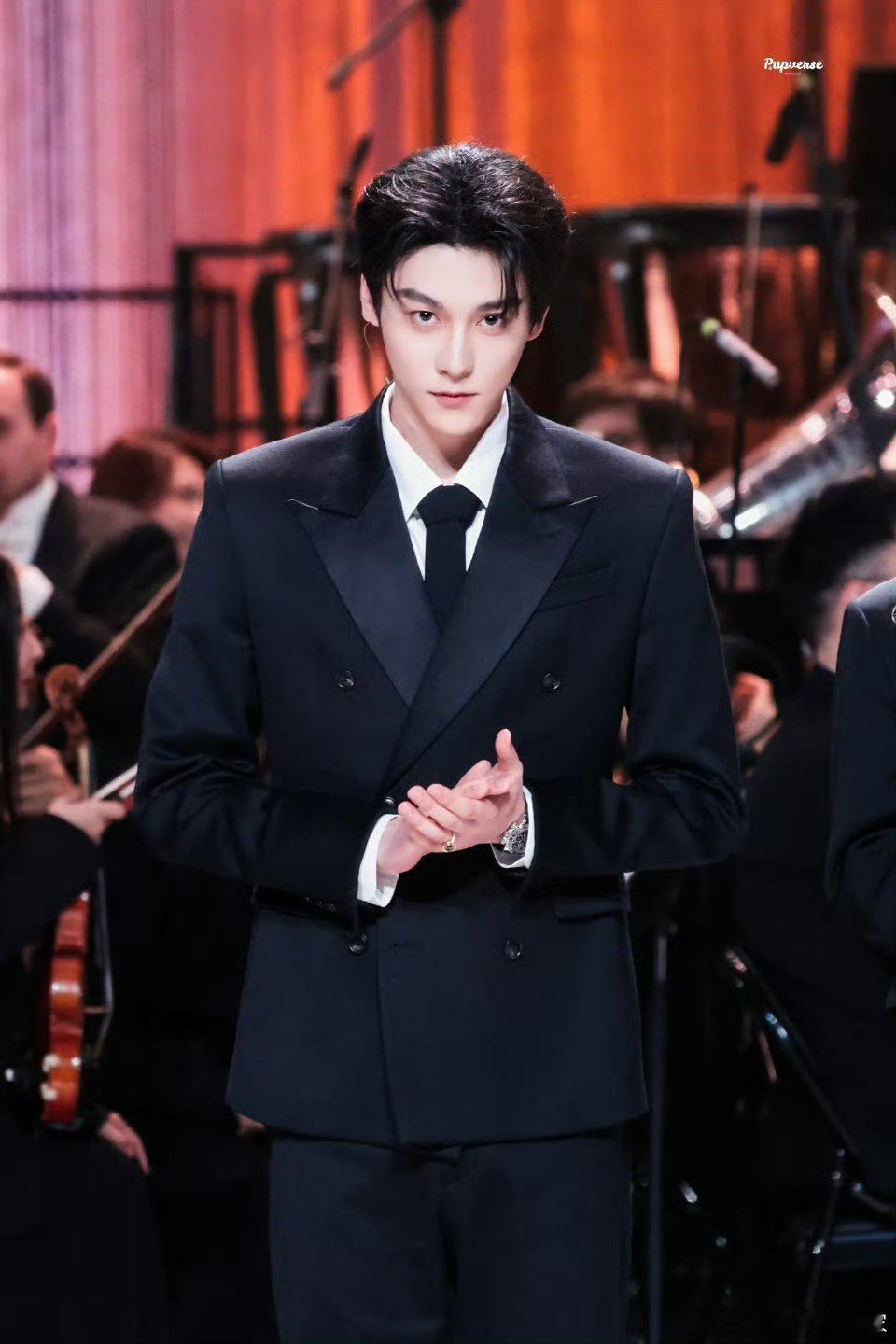 田栩宁无名指戴了黄水晶戒指!!!特意上台时换成了柠檬黄的戒指，真的把柠檬水放心上