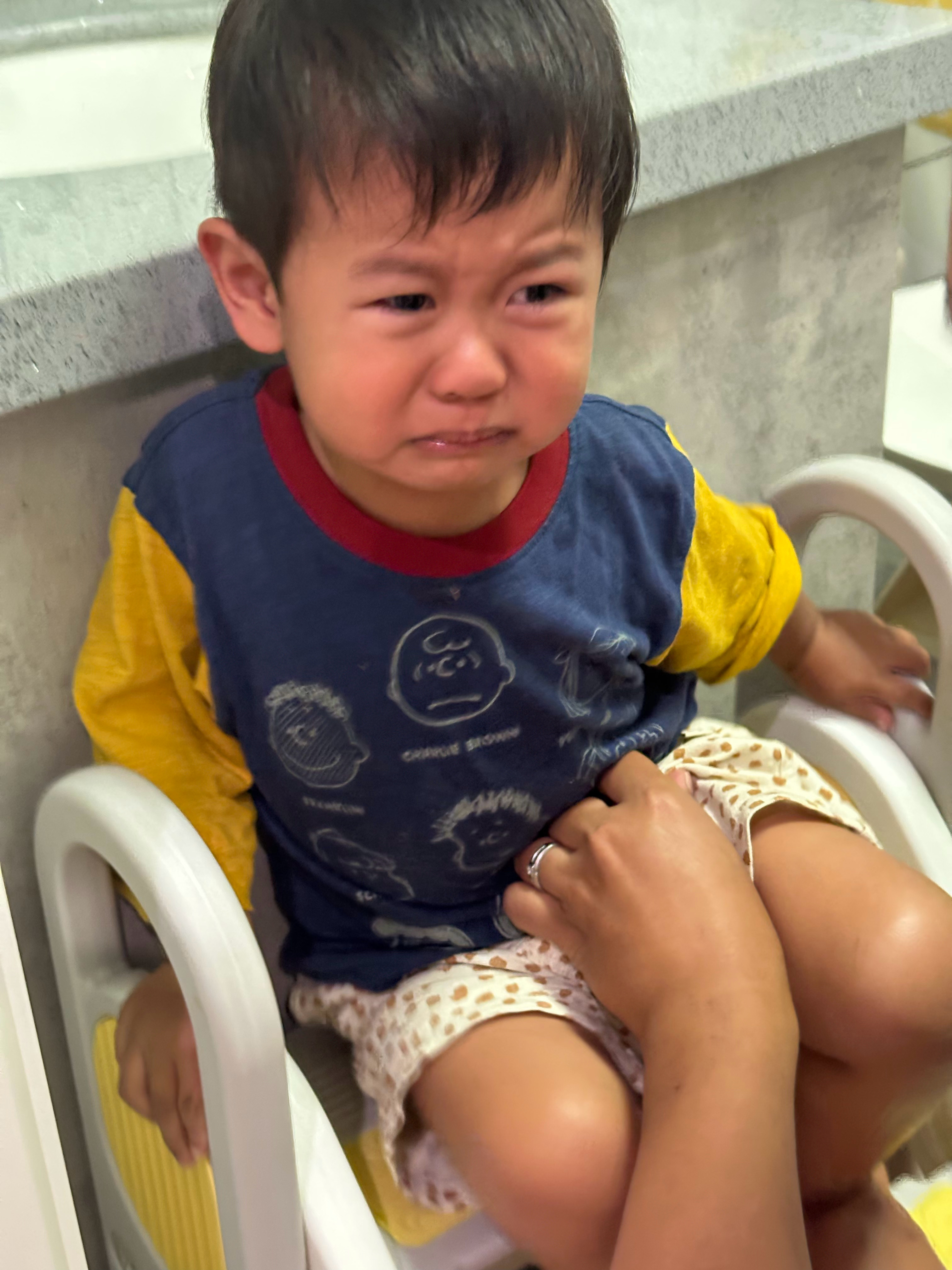 被严肃批评了，因为吃完饭把剩下的倒在地上，跟他说已经不是一两岁的小孩了，哭完之后
