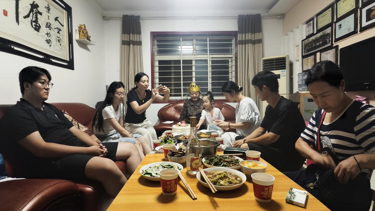 四代同堂一家欢喜：祝母亲生日快乐长命百岁

今天，是红哥的母亲78岁生日。我们一