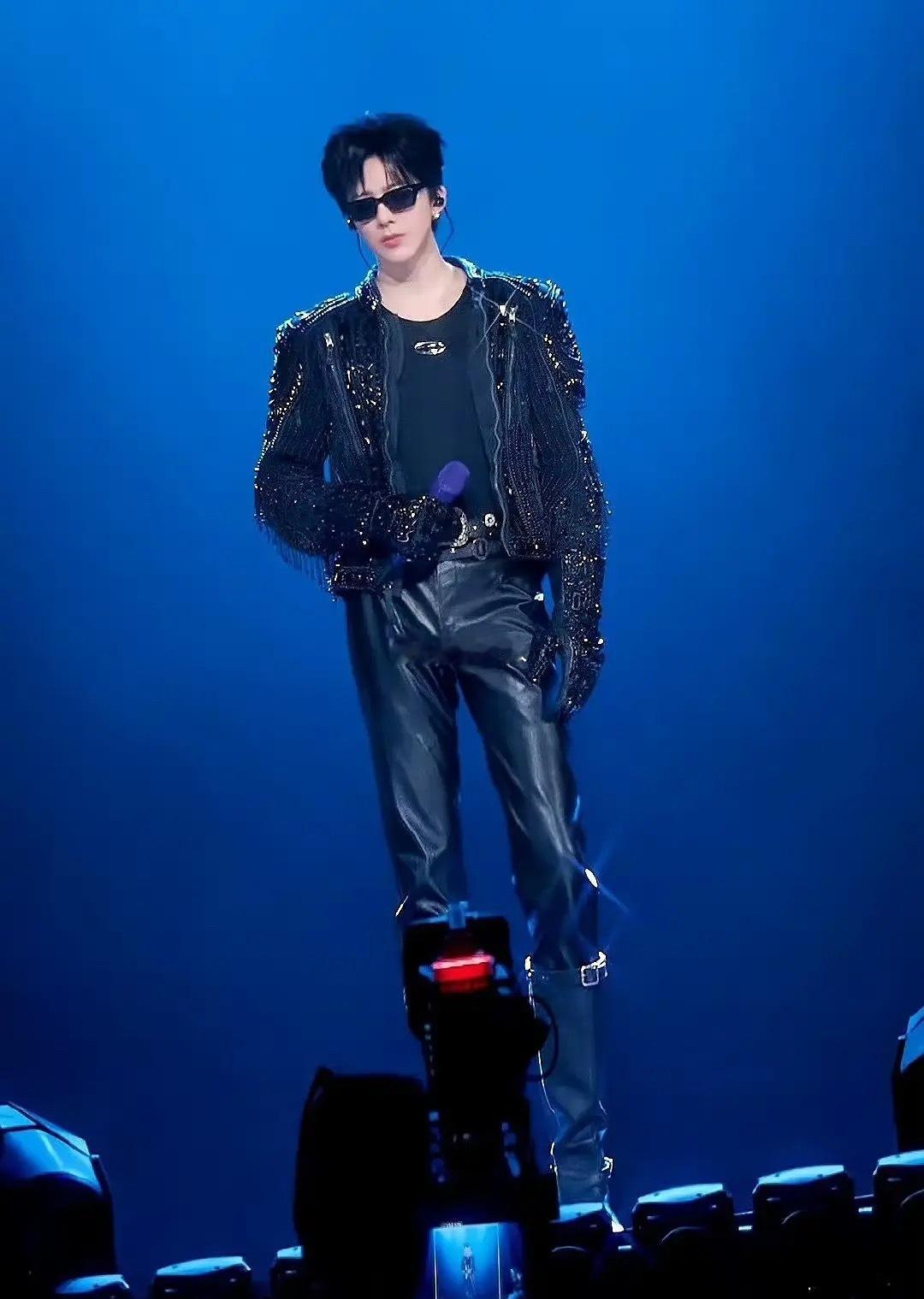 我必须得说，我真的很吃刘宇宁这款！身高一九几，模特比例，光是站那儿就跟漫画男主似