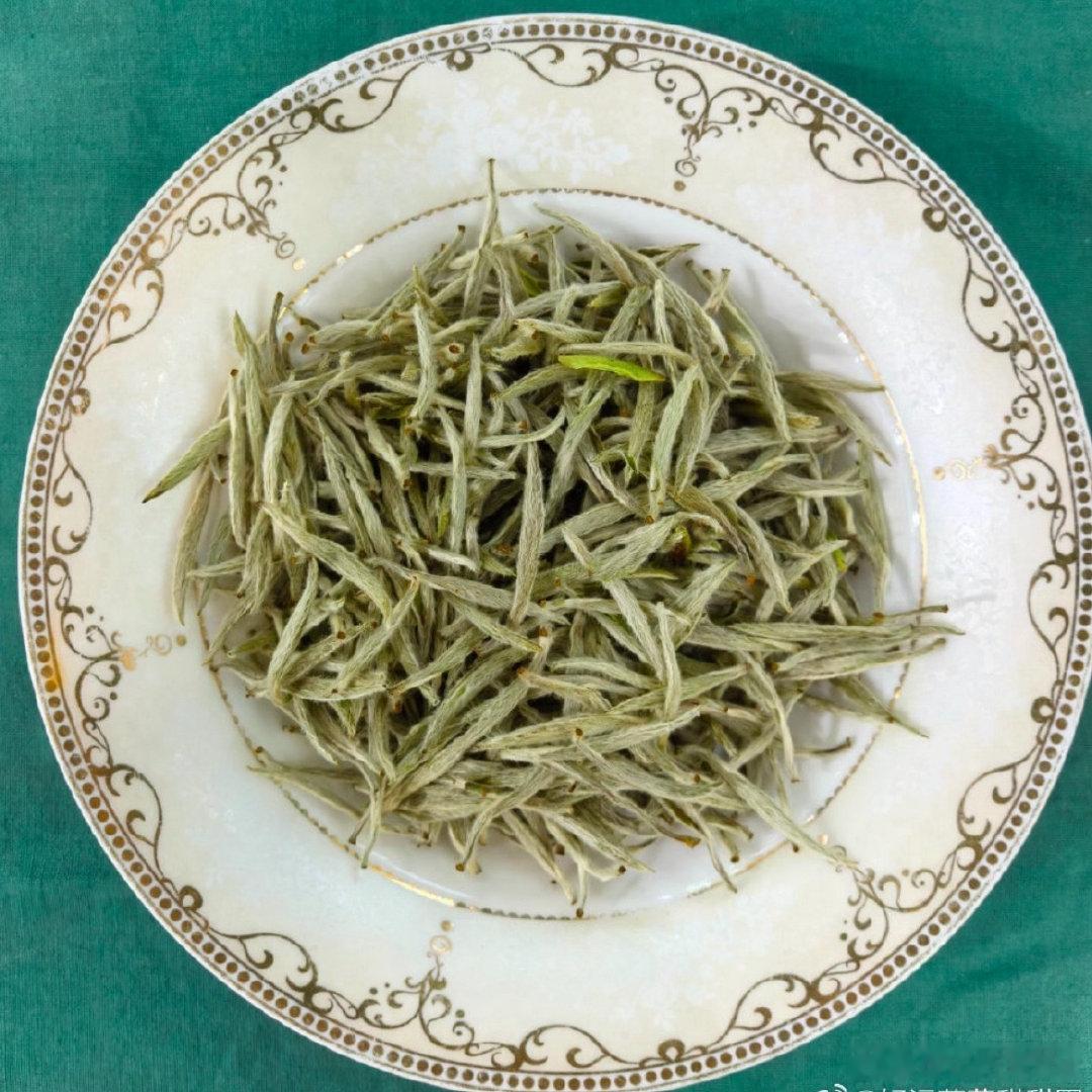 台州三门茶痴坚守匠心捧回茶王赛双料冠军 茶赛折桂，匠心传香。胡善树深耕制茶五十余