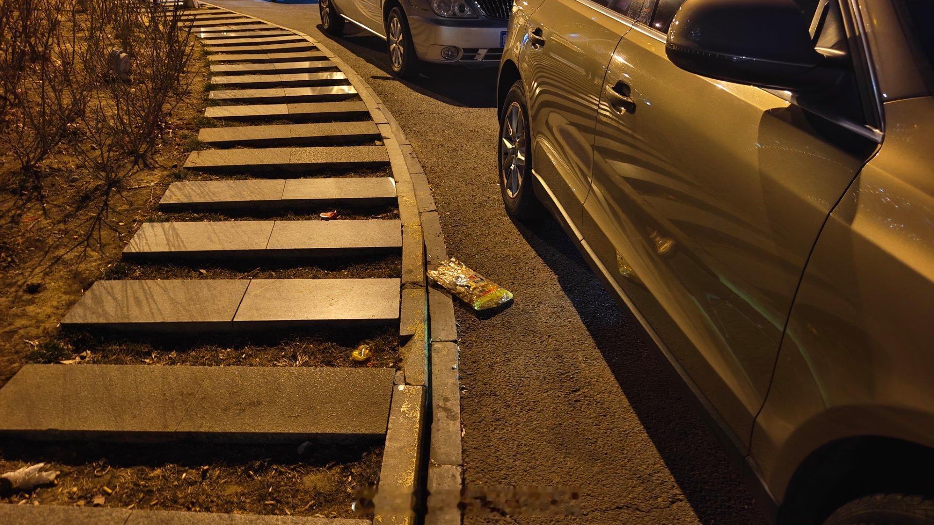 挺好的景，就是这群乱扔垃圾的人太不地道！旁边就是垃圾桶，好多直接从车窗扔垃圾出来