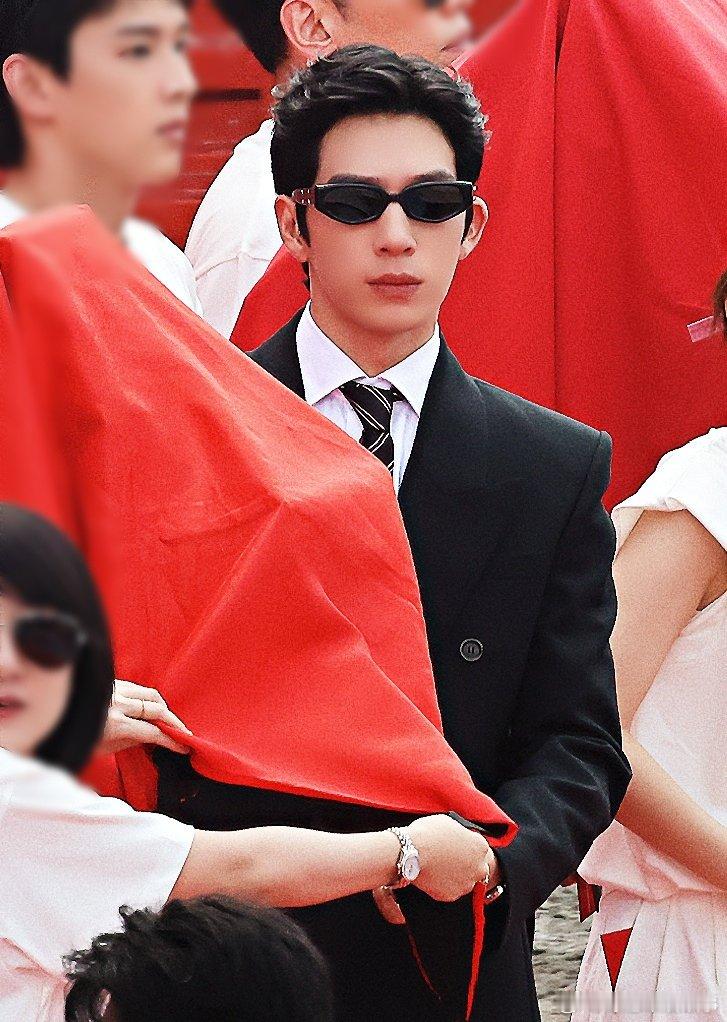 井柏然矜贵霸总 谁看了烧香路透不喊一句大佬！沉稳站姿自带气场，每一个细节都透着贵