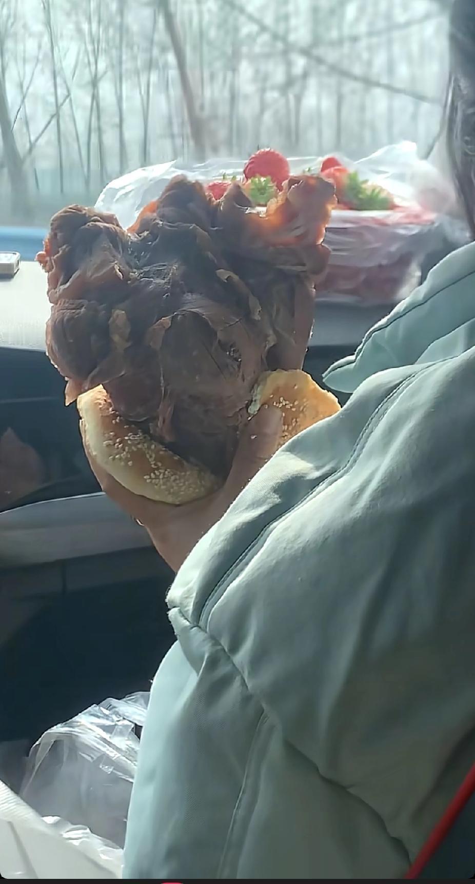 两个已婚婚的妇女在讨论出轨的女人，说：结婚出轨一看就不是什么好女人，出轨的女人白