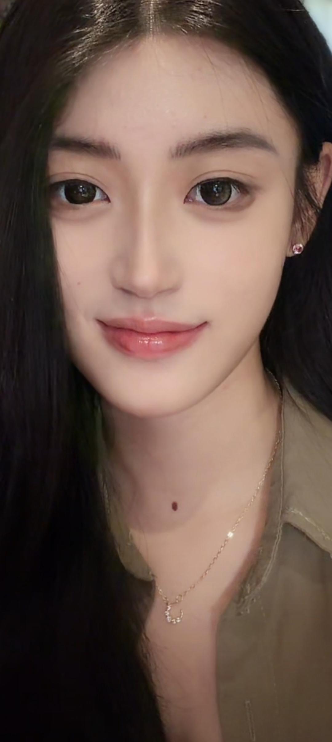 这个女孩看起来好温柔啊！