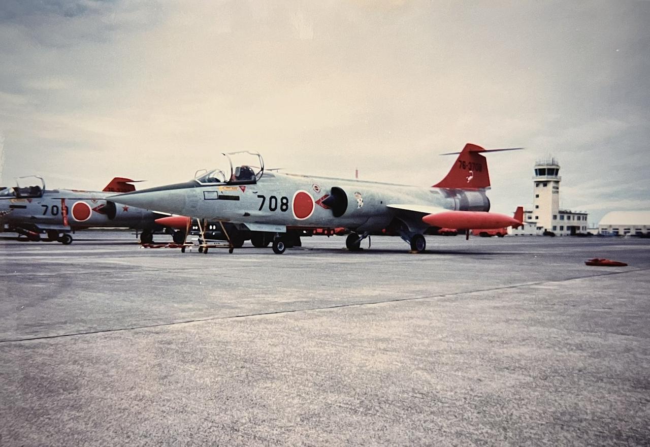 F-104J涂有“蜡笔小新”图案。拍摄于：1995年3月，硫磺岛（Iwo Jim