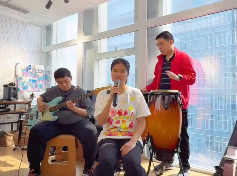 00后创作者良田走进河北唐山，为100位听障群体完成听力检测和助 听 器适配。有