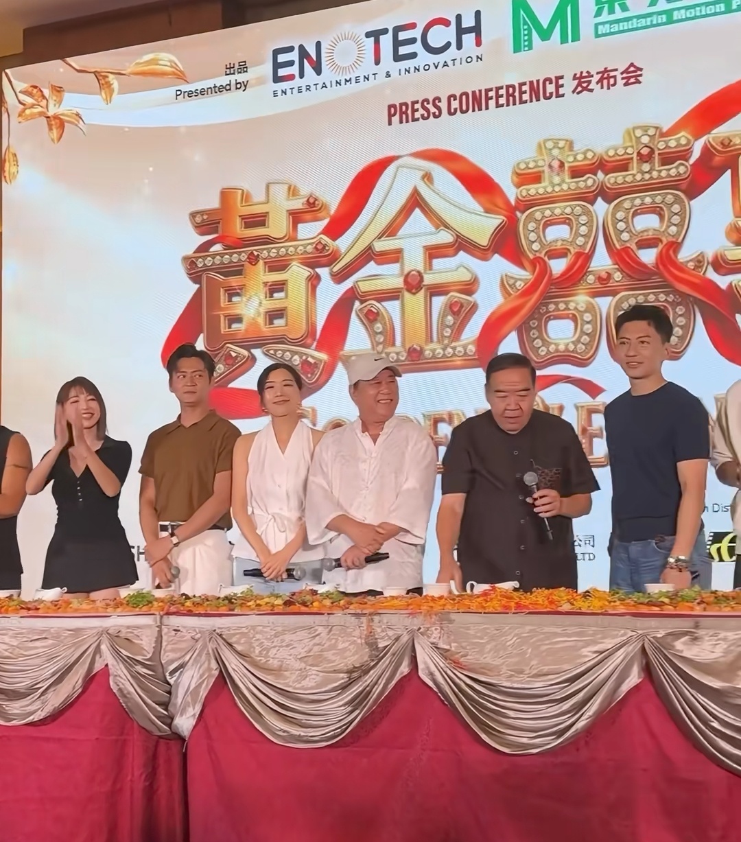 刷到这个电影开机视频，第一反应是中间这两个老演员竟然都还在哎 ​​​
