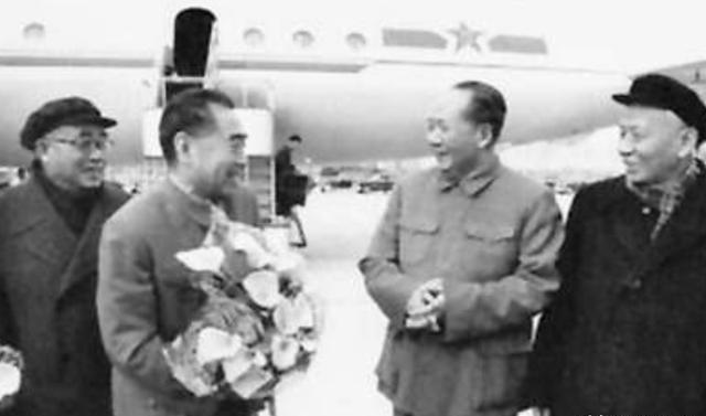 建国后，中央不成文规定：为了保证毛主席的安全，禁止他坐飞机。毛主席多次找空军，要