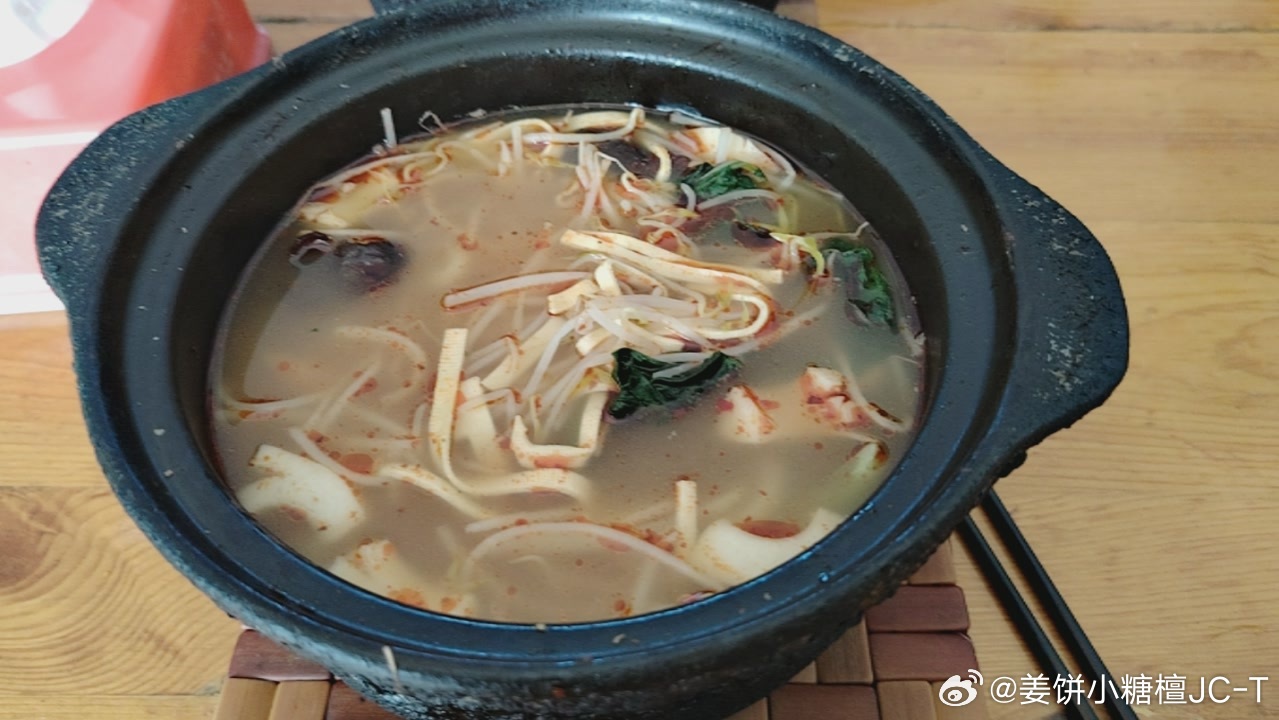 出来吃米线了跟朋友 