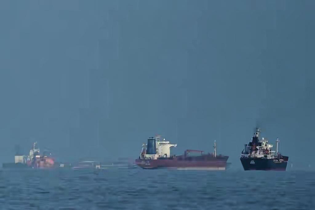 特朗普随手发个“封锁令”，中东油轮集体急刹车掉头！这哪是地缘恐吓，分明是一出教科