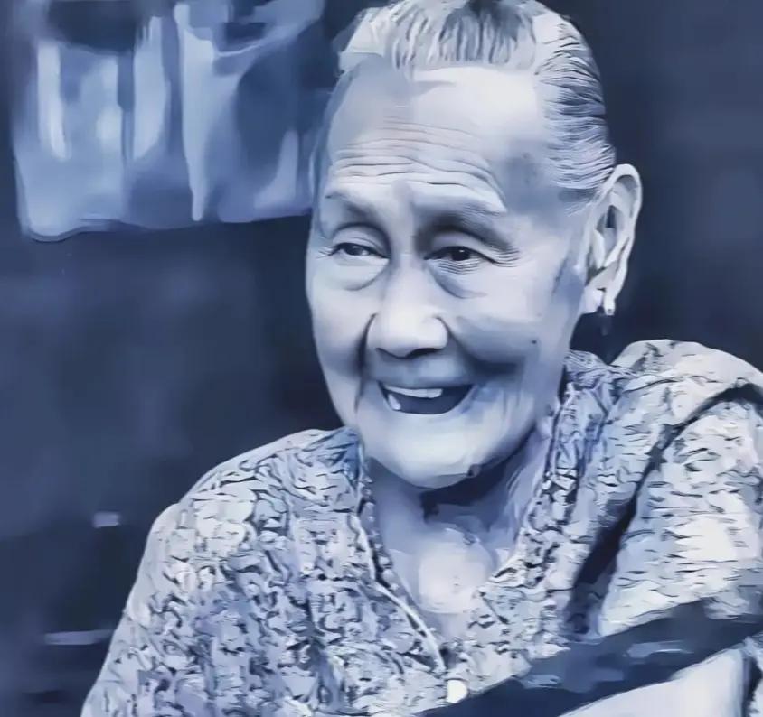 七个鬼子，把她围在河边。枪都扔了，开始解裤腰带。他们以为，这下稳了，一个女人而已