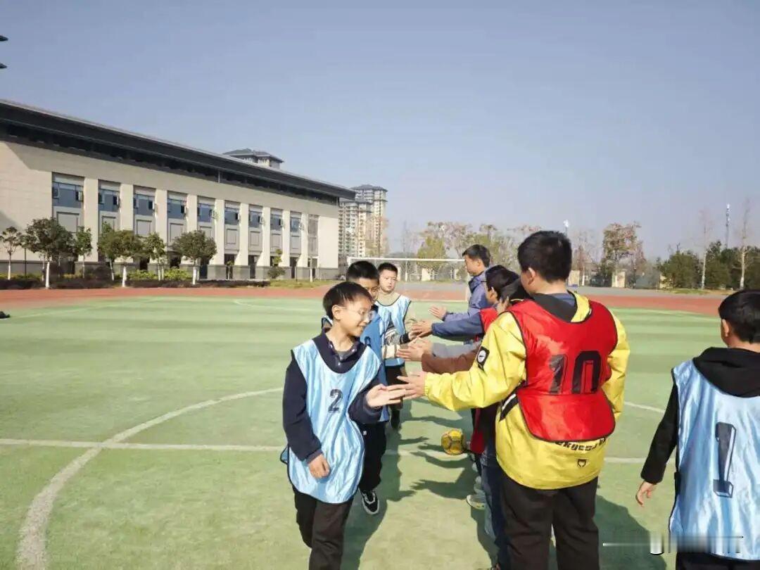 12月11日下午，西安高新教育集团汉中兴汉新区实验小学“四球联赛”迎来收官之战—