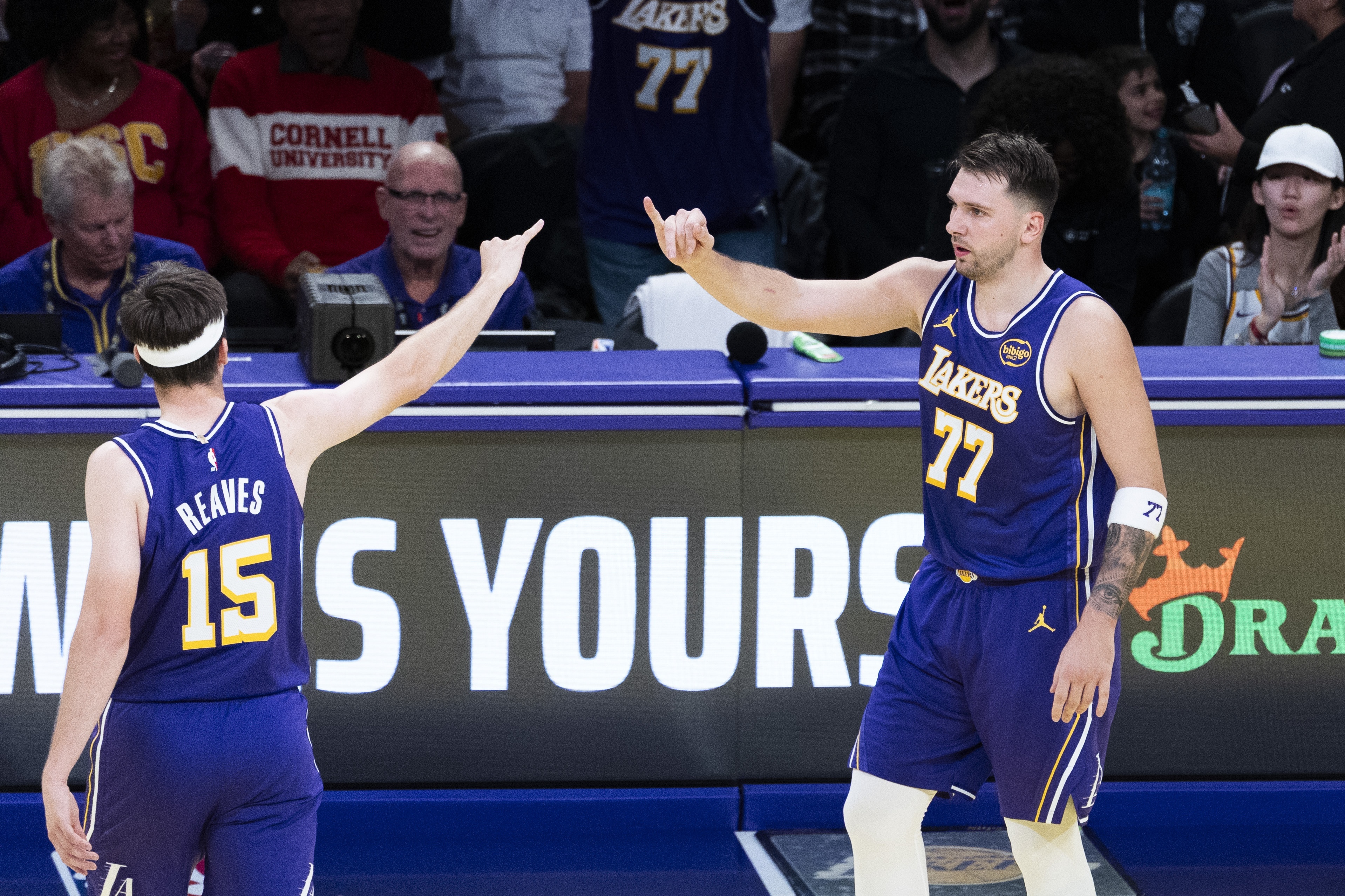 本赛季至今，里夫斯已经合计得到至少500分100助攻50三分，湖人队史第二快（1