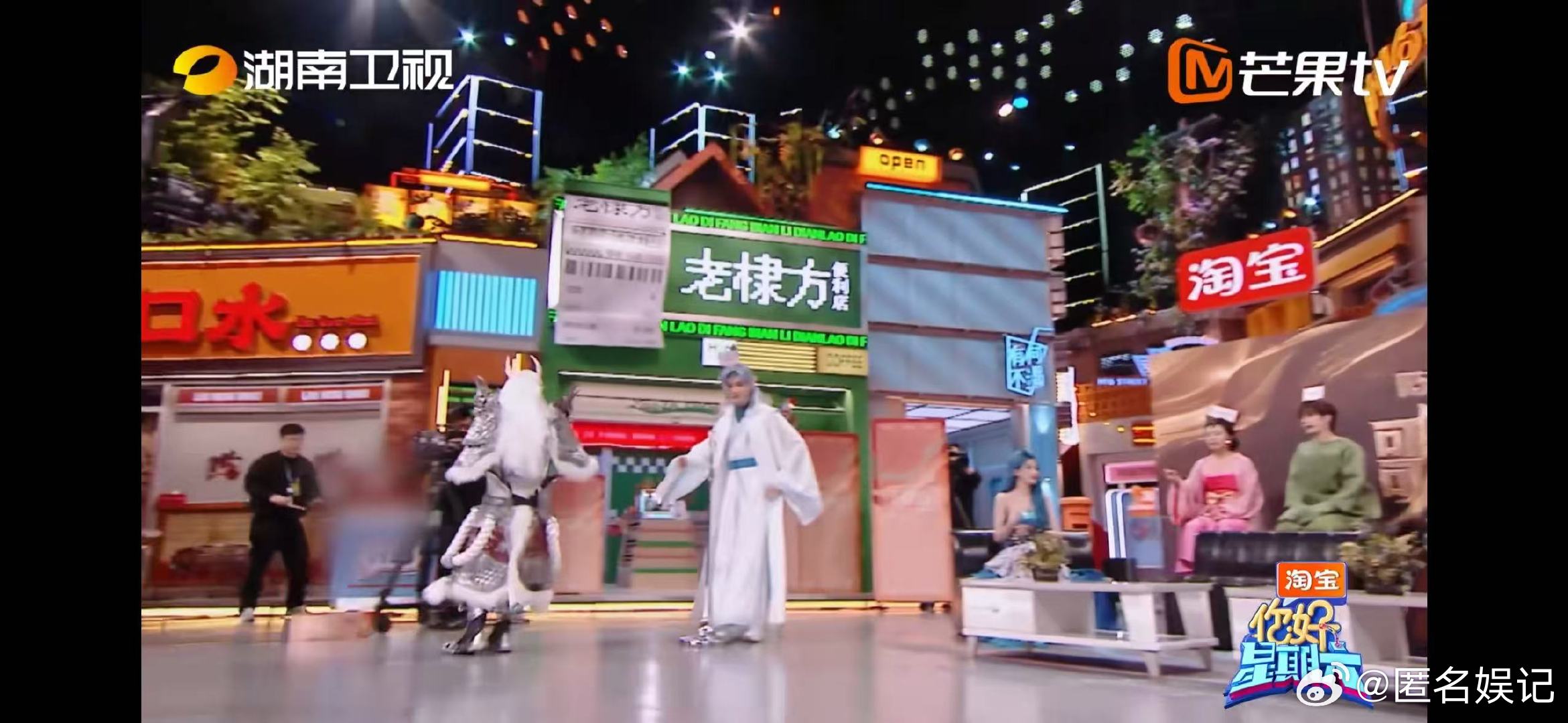 龚俊嘻嘻vs不嘻嘻你好星期六“害你在心口难开”游戏开场，龚俊鼓掌踩雷，何老师带他