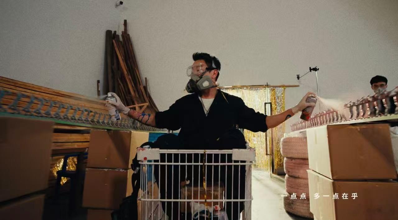 陶喆喷完你的喷你的 陶喆喷漆这么拼，直接开启“喷完你的喷你的”模式！9119个公