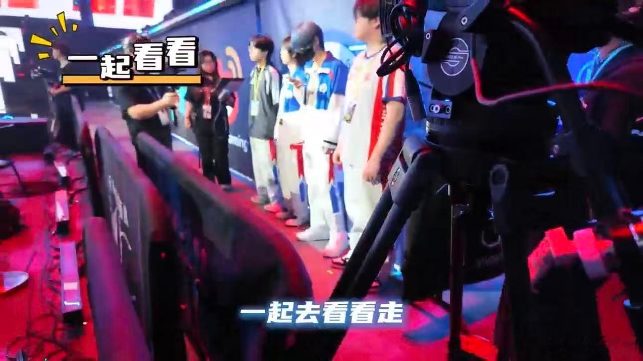 花傲天首次国际赛之旅花傲天现身澳门邀请赛陪伴LGD全队，全员并肩作战，预祝战队赛