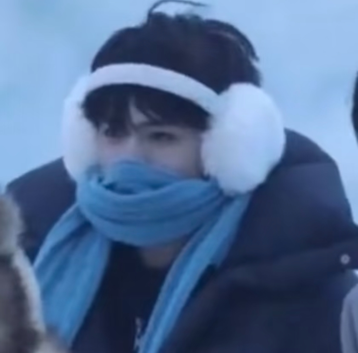 刘耀文把自己裹成了企鹅刘耀文用围巾包住自己滑滑梯这也太萌了 