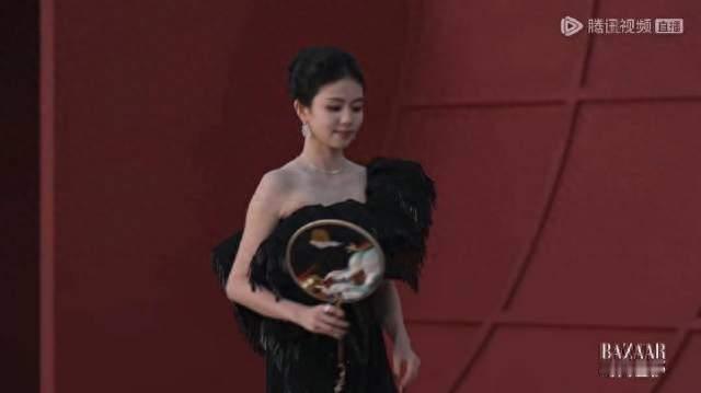 白鹿开毯封神，气场重塑红毯审美