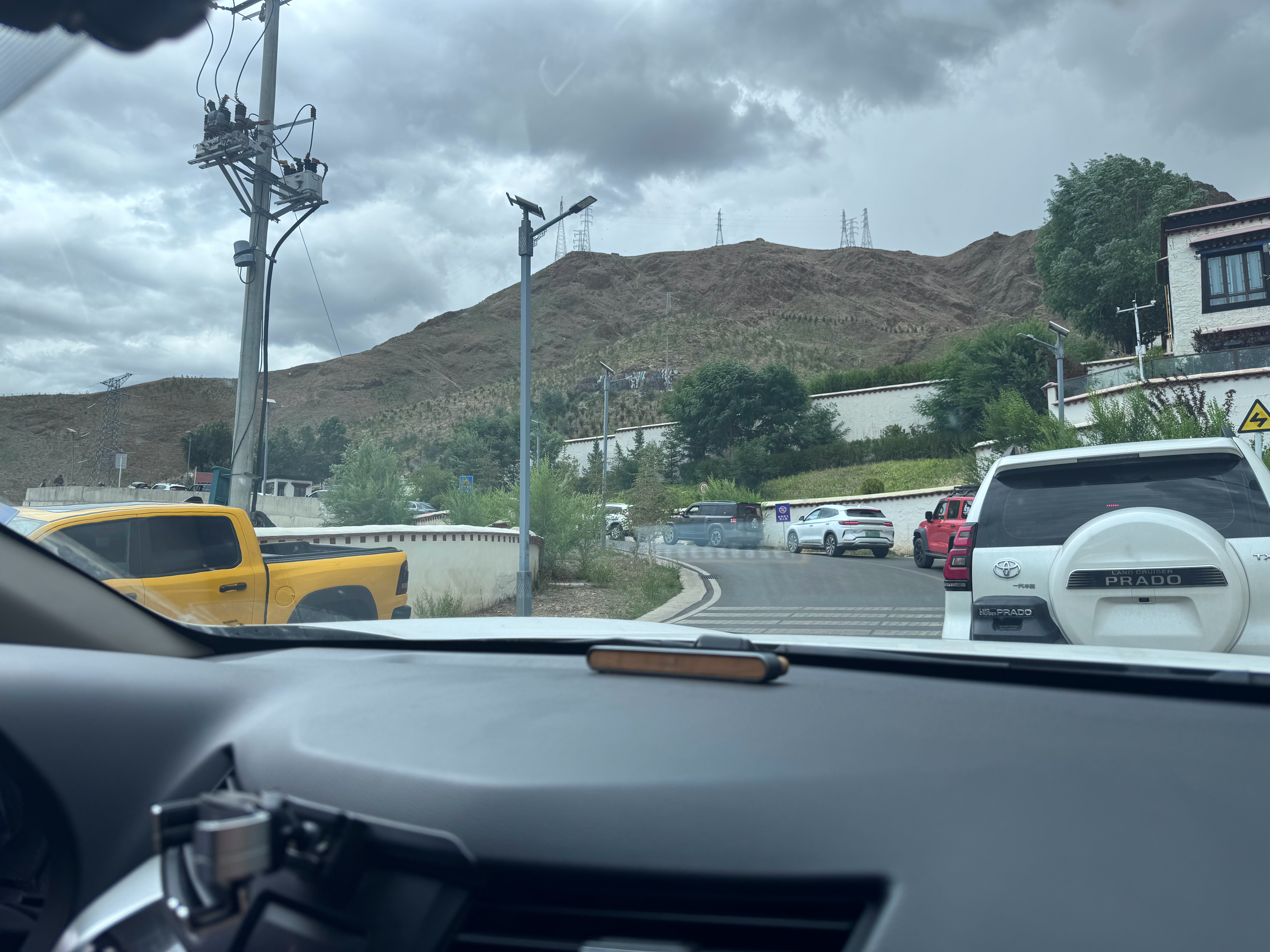 网红s弯和旱地拔葱，来了来了不愧是网红打卡地，人太多了排队都要排一个点儿 