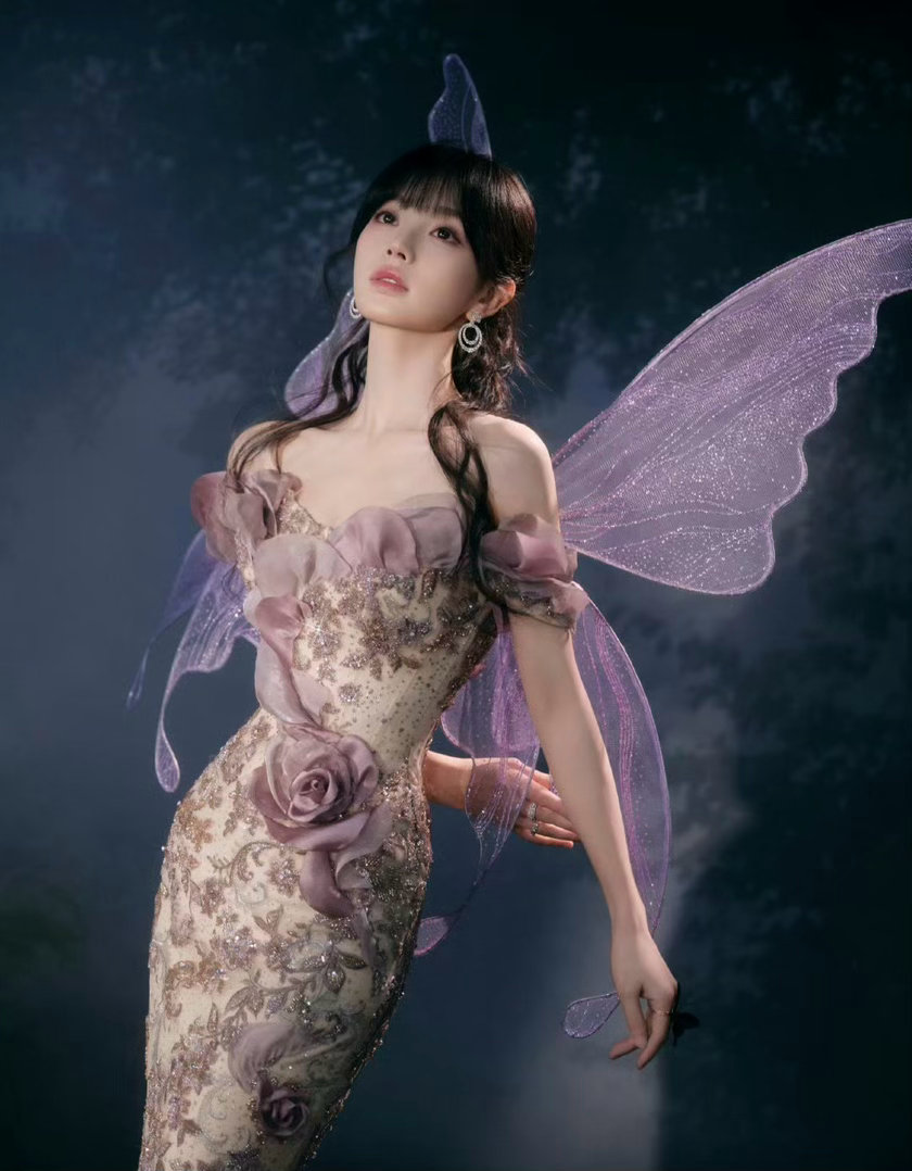代拍发的田曦薇生图田曦薇是反差型中式芭比美人，以幼态甜颜为底色，利落骨相藏清冷棱
