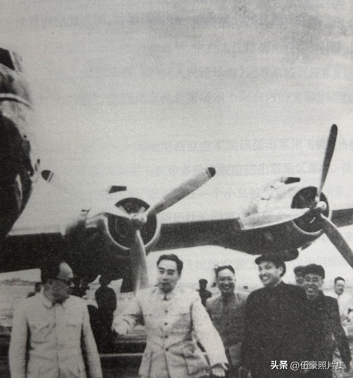 1955年4月8日，昆明巫家坝机场，国务院总理兼外交部长周恩来与副总理陈毅率领的